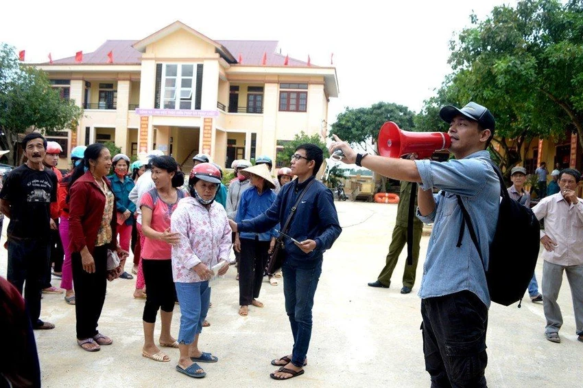 MC Phan Anh đi cứu trợ bà con vùng lũ ngày 18-10: Ảnh: ZING