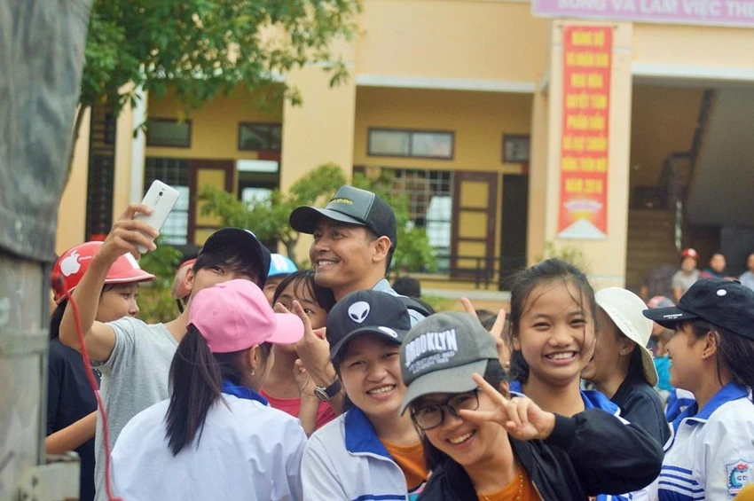 Hình ảnh MC Phan Anh cứu trợ bà con miền Trung ảnh 5