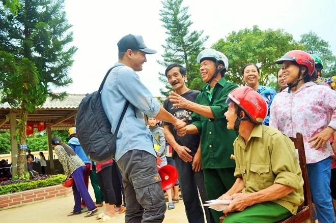 MC Phan Anh đi cứu trợ bà con vùng lũ ngày 18-10: Ảnh: ZING