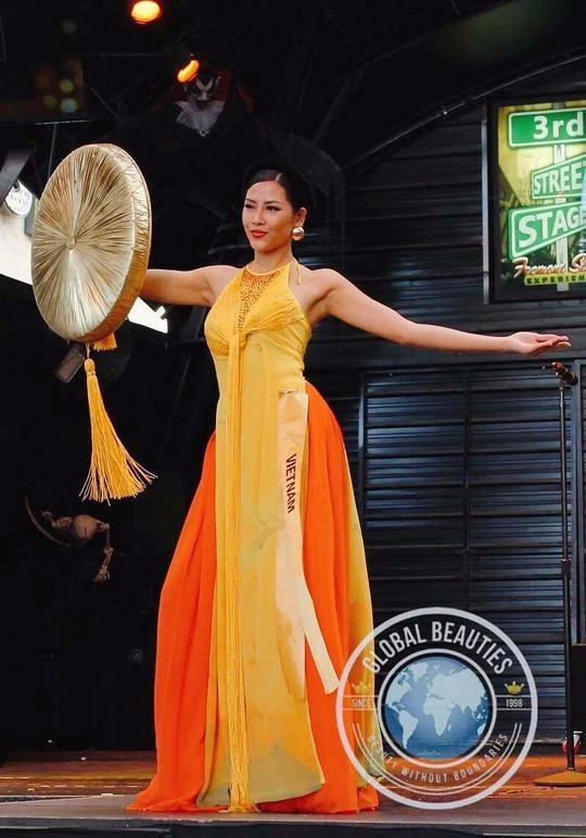 Nguyễn Thị Loan vào tốp 3 Trang phục Dân tộc đẹp nhất ảnh 3 Phần trình diễn trang phục dân tộc của Nguyễn Thị Loan tại Miss Grand International 2016 diễn ra tối 16-10 ở Las Vegas, Mỹ. Ảnh NLĐO