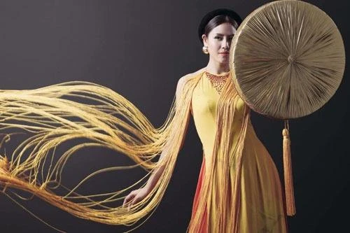 Nguyễn Thị Loan vào tốp 3 Trang phục Dân tộc đẹp nhất ảnh 4 Trang phục của Nguyễn Thị Loan do nhà thiết kế Vũ Việt Hà thực hiện. Ảnh VNE.