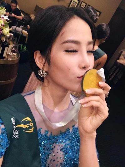 Nam Em tiếp tục về nhì phần thi Trang phục dạ hội ảnh 12 Với hai huy chương bạc ở phần thi tài năng và trang phục dạ hội, Nam Em hiện đứng thứ tám trong bảng tổng sắp thành tích tại Miss Earth 2016, đứng sau đại diện của Ecuador, Mexico, Nga, Australia, Quần đảo Cook, Lebanon, Philippines. Ảnh VNE