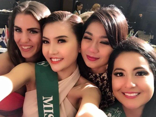 Ngọc Duyên đăng quang Nữ hoàng Sắc đẹp Toàn cầu 2016 ảnh 10 Ngọc Duyên chụp ảnh "wefie" cùng các người đẹp khác. Ảnh TTO