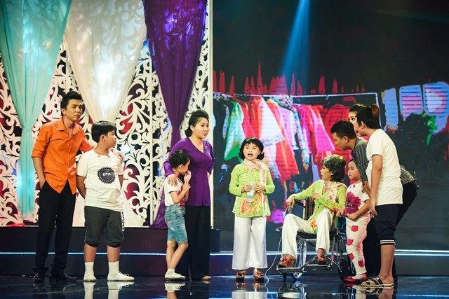 Xém Cười đoạt quán quân Làng Hài mở hội 2016 ảnh 6 Đội Ngũ Sắc mở màn đêm thi giành giải ba.