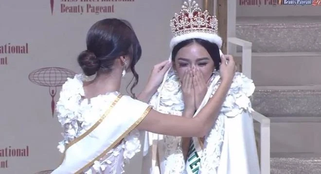 Người đẹp Philippines đoạt vương miện Hoa hậu Quốc tế ảnh 3 Tân hoa hậu khóc nức nở khi đăng quang. Ảnh: ZING.
