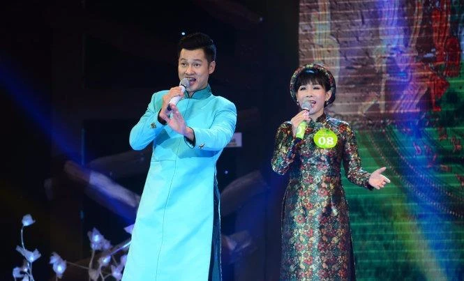Hồng Vân song ca cùng ca sĩ khách mời Đức Tuấn ca khúc Tình ca - Ảnh: TTO