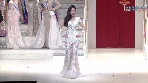 Phạm Ngọc Phương Linh diện váy dạ hội xuyên thấu trên sân khấu chung kết. Ảnh VNE