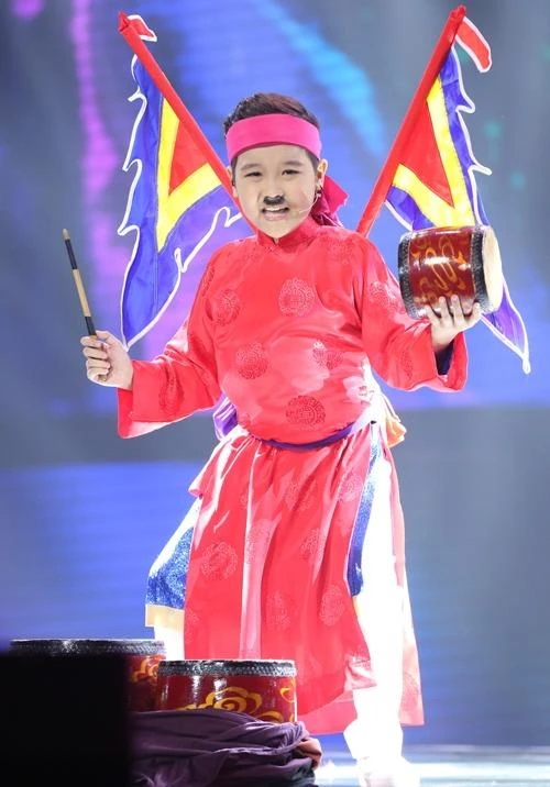 Nhật Minh chuyên nghiệp với tiết mục chèo Phù thủy sợ ma. Ảnh NGÔI SAO