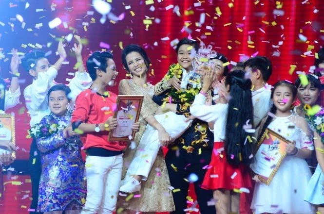 Cậu bé 9 tuổi từ Hà Nội của đội Đông Nhi - Ông Cao Thắng nhận giải thưởng 500 triệu đồng khi chiến thắng The Voice Kids - Giọng hát Việt nhí 2016 trong đêm chung kết trao giải tối 29-10 tại TP.HCM. Ảnh TTO