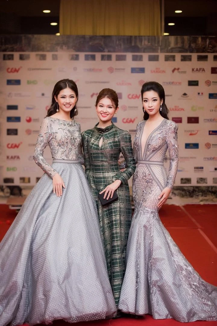 Hoa hậu Việt Nam 2016 Mỹ Linh (bên phải) và hai Á hậu Ngô Thanh Thanh Tú và Thuỳ Dung. Ảnh VTC