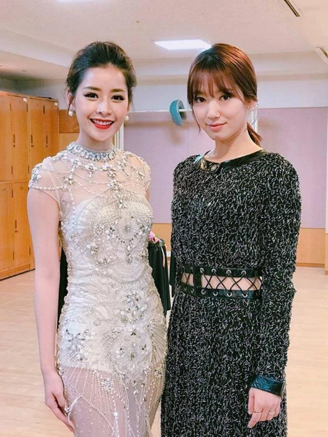 Chi Pu bất ngờ "đọ sắc" diễn viên Park Shin Hye trong hậu trường. Nhan sắc của Chi Pu không hề thua kém Park Shin Hye - nữ diễn viên hạng A trẻ trung đang được công chúng khắp châu Á vô cùng yêu mến. Ảnh DÂN TRÍ