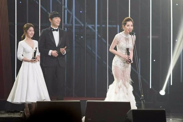 Chi Pu là đại diện đầu tiên và duy nhất của Việt Nam. Người đẹp 9x nhận giải Rising Star - ngôi sao triển vọng của châu Á. Trong bài phát biểu của mình, Chi Pu cho biết cô rất vinh dự khi nhận được giải. Ảnh NGÔI SAO