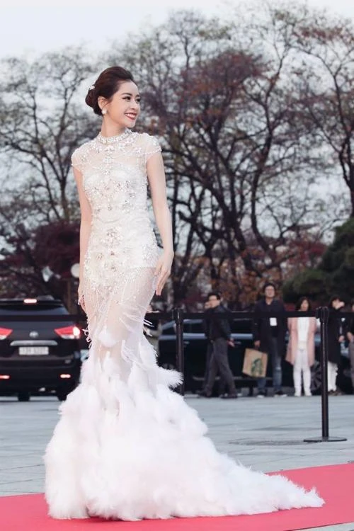 Người đẹp sải bước trên thảm đỏ. Ảnh NGÔI SAO
