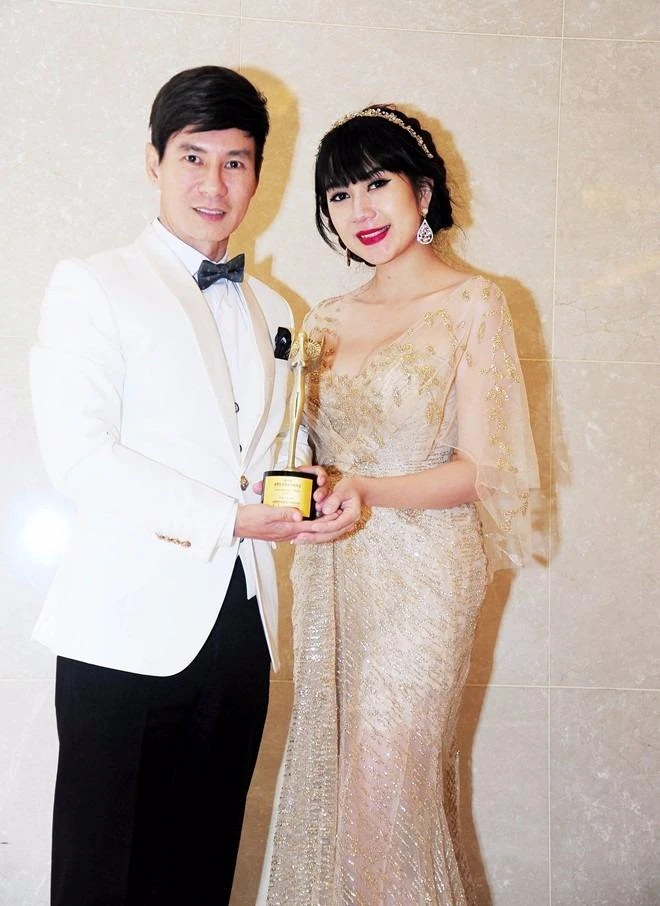 Lý Hải và vợ tại lễ vinh danh.
