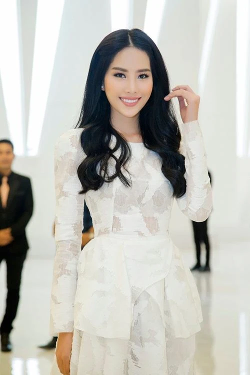 Nam Em gọi NSƯT Hữu Châu bằng ...ba ảnh 4 Nam Em vào vai Thương, cô gái 20 tuổi, tìm cha (Lệ Liễu, Hữu Châu đóng) chỉ với bức ảnh đen trắng. Đây là vai diễn đòi hỏi Nam Em phải diễn xuất nội tâm khá nhiều, cũng là thử thách đối với người đẹp. Ảnh Ngôi sao.