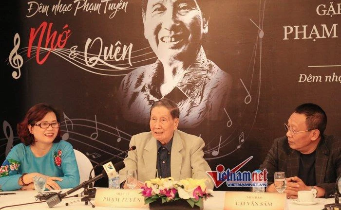 Nhạc sĩ Phạm Tuyên, MC Lại Văn Sâm và con gái nhạc sĩ Phạm Tuyên. Ảnh VNN