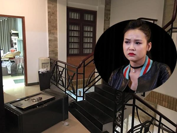 Trộm kéo két sắt từ phòng ngủ ra hành lang để mở. Trộm kéo két sắt từ phòng ngủ ra hành lang để mở.