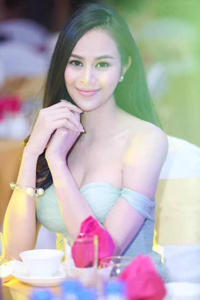 Sella Trương định cư ở Mỹ và thường về Việt Nam tham ba, mẹ.