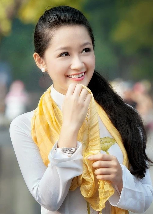 Thu Hà còn được biết đến là MC trẻ nhất trong lịch sử bản tin thời sự 19h. Ảnh: internet.