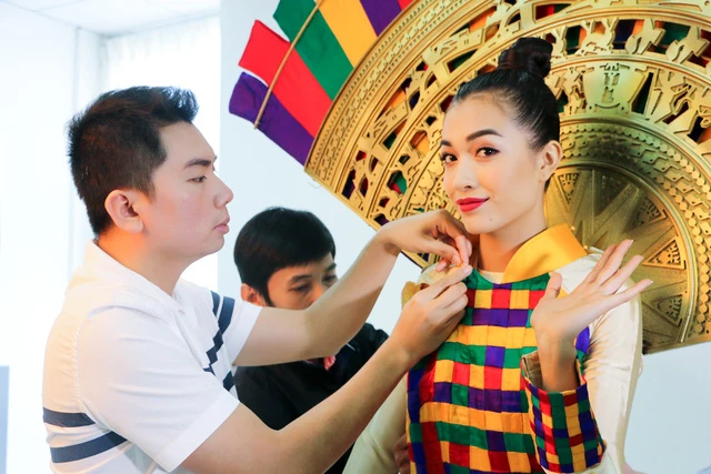 Thí sinh Nguyễn Hữu Bình đầu tư cho thiết kế mang tên Hồn Việt dựa trên hình ảnh chiếc nón lá bài thơ của xứ Huế.