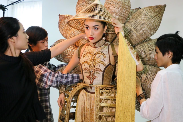 Lệ Hằng vui mừng khoác lên mình những bộ trang phục kỳ công, ấn tượng của các thí sinh tài năng. Hành trình Lệ Hằng đồng hành, chứng kiến những bộ trang phục từ khi chúng chỉ là ý tưởng nằm trên trang giấy đến khi hoàn thành trong buổi chụp hình khiến người đẹp thêm phần cảm xúc.