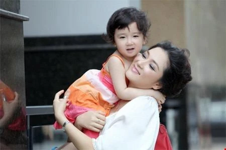 Sau đó hôn nhân không trọn vẹn. Hoa hậu Nguyễn Thị Huyền làm mẹ đơn thân hạnh phúc bên con gái Khánh Linh.