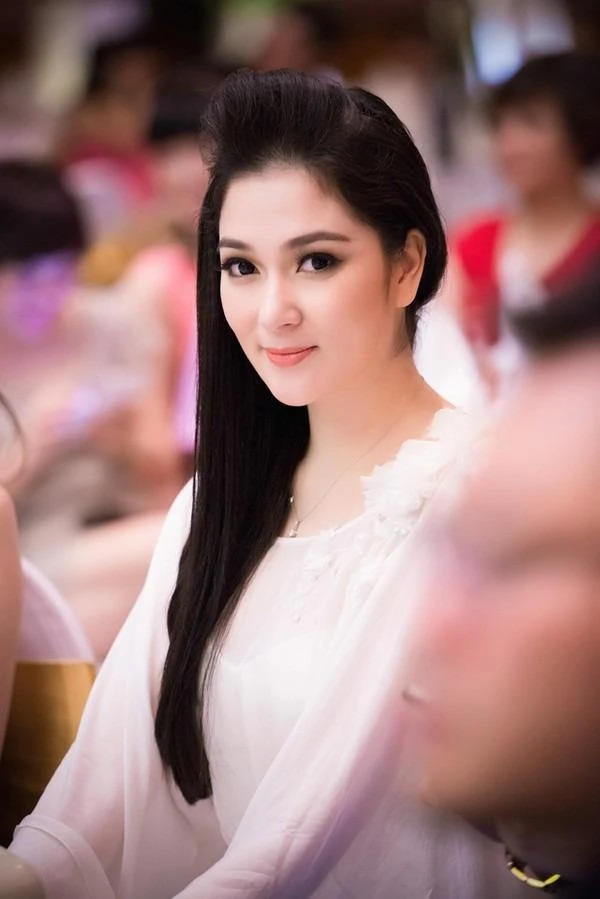 Hoa hậu vừa đăng quang đã 'theo chồng bỏ cuộc chơi' ảnh 28 Ngoài ra còn có Hoa hậu Việt Nam 2014 Nguyễn Thị Huyền. Cô từng vào top 15 Hoa hậu Thế giới.