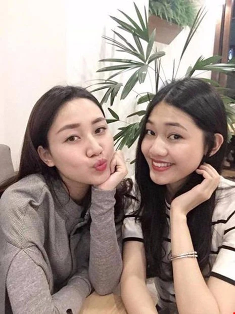 Cả hai chị em cùng sinh ra trong gia đình có truyền thống làm ngoại giao và Thanh Tú (bên trái) cũng vừa tốt nghiệp Học viện Ngoại giao.