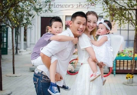 Hoa hậu vừa đăng quang đã 'theo chồng bỏ cuộc chơi' ảnh 23 Hiện tại, hoa hậu đang có cuộc sống hạnh phúc viên mãn bên người chồng Đức Hải là doanh nhân thành đạt và tâm lý, cô cũng vừa hạ sinh con trai thứ ba tại Mỹ.