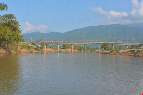 Người vợ trẻ nhảy cầu tự vẫn trong đêm - ảnh 1