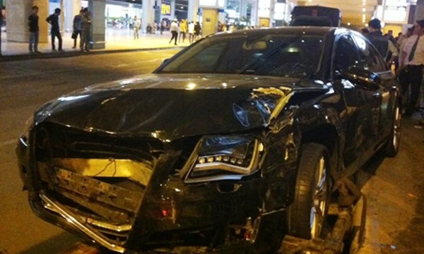 Khoảng 20h ngày 10/2/2015, chiếc xe Audi đi đón Hồ Ngọc Hà bất mất lái, leo lên lề, tông đổ 2 biển quảng cáo và sau đó tông vào nhiều người đang đứng đó. Vụ tai nạn xảy ra ngay trong sảnh chờ sân bay Tân Sơn Nhất.