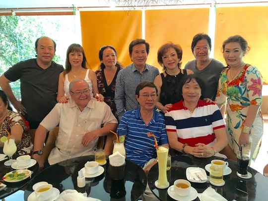 Các nghệ sĩ đoàn Kim Chung họp mặt nghe NSƯT Thanh Sang kể chuyện tiếu lâm, một buổi sinh hoạt thật ấm cúng của ông với các đồng nghiệp sân khấu