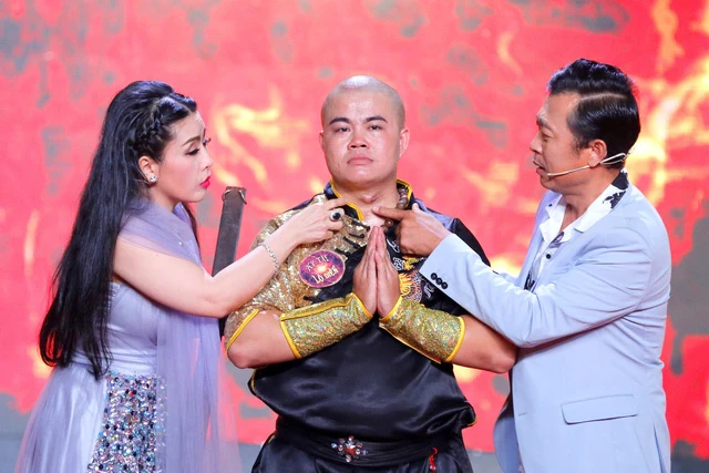 Nhờ thi xiếc trên THVL1, cha tìm được con sau 17 năm ảnh 8 Dù bề ngoài trông có vẻ “hầm hố” nhưng khi được hỏi về nghề nghiệp của mình, Minh Long đã rơi nước mắt cho biết để tập được những công năng này, anh đã bị thương rất nhiều, còn đồng nghiệp của anh có người đã phải bỏ mạng. Tâm sự của anh đã khiến cho nữ giám khảo Kiều Oanh chua xót và rơi nước mắt.