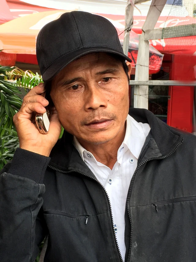 Nhờ thi xiếc trên THVL1, cha tìm được con sau 17 năm ảnh 3 Được sự giúp đỡ của sư phụ Long Kao, ông Hoàng đã được nói chuyện cùng con trai sau 17 năm xa cách