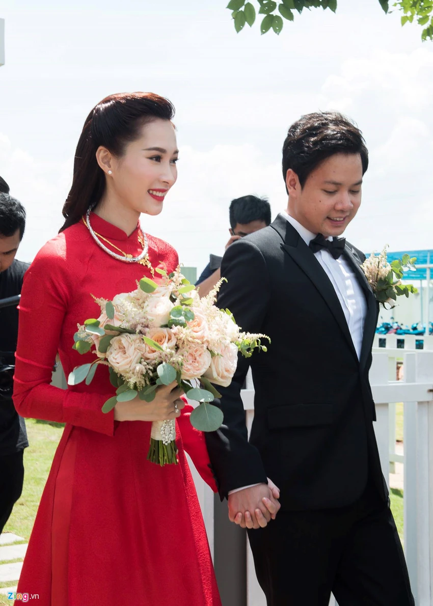 Hoa hậu Đặng Thu Thảo 'theo chàng về dinh' ảnh 8 Hoa hau Dang Thu Thao rang ngoi ben chong dai gia trong le ruoc dau hinh anh 7