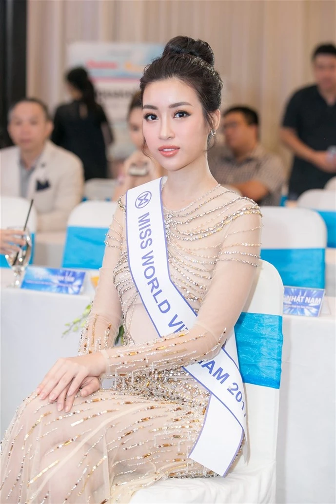Đỗ Mỹ Linh lên đường dự thi Miss World 2017 ảnh 3 Hop bao My Linh (21) (1) 7