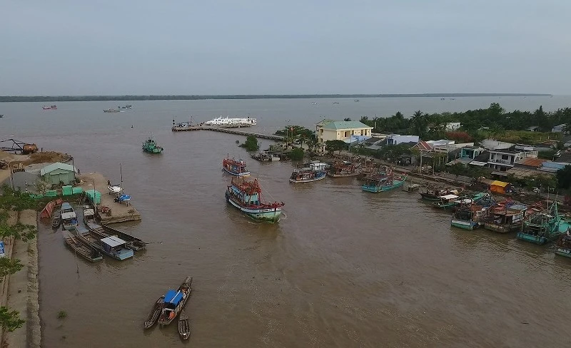 Toàn bộ 1.198 tàu thuyền, trong đó có 350 tàu đánh bắt xa bờ của Sóc Trăng đã kết nối được liên lạc và vào các khu vực trú ẩn an toàn như Côn Đảo - Vũng Tàu, những tàu đánh bắt gần bờ vào khu vực Mỏ Ó, Bãi Giá, cảng cá Trần Đề trú ẩn. Toàn bộ 1.198 tàu thuyền, trong đó có 350 tàu đánh bắt xa bờ của Sóc Trăng đã kết nối được liên lạc và vào các khu vực trú ẩn an toàn như Côn Đảo - Vũng Tàu, những tàu đánh bắt gần bờ vào khu vực Mỏ Ó, Bãi Giá, cảng cá Trần Đề trú ẩn.