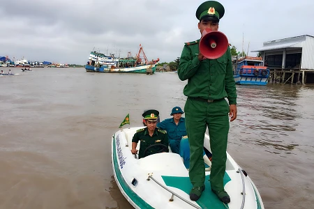 Lực lượng biên phòng Rạch Gốc kêu gọi tàu thuyền và người dân thực hiện các biện pháp an toàn phòng tránh bão. (Ảnh báo Cà Mau) Lực lượng biên phòng Rạch Gốc kêu gọi tàu thuyền và người dân thực hiện các biện pháp an toàn phòng tránh bão. (Ảnh báo Cà Mau)