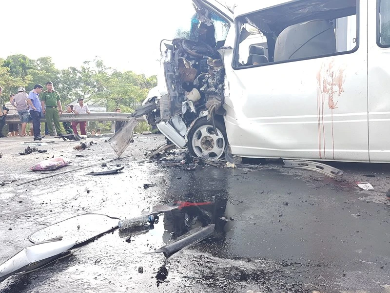 Người nhà đau đớn nhận dạng 13 người bị nạn ở Quảng Nam ảnh 4 Tai nạn thảm khốc: 13 người trên xe rước dâu tử nạn - ảnh 2