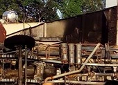 Xe bồn chở dầu lao vào nhà dân bốc cháy, 6 người chết