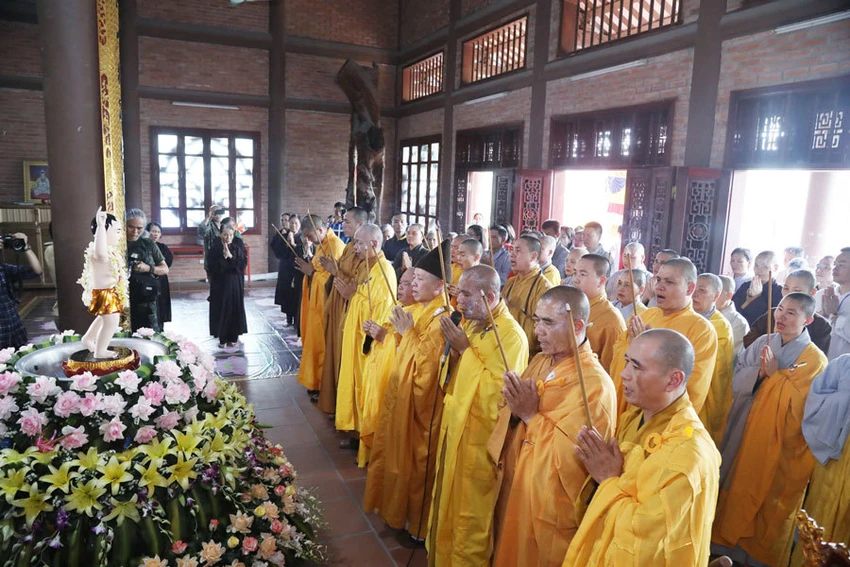 Lần thứ 3 Việt Nam đăng cai Đại lễ Vesak 2019 ảnh 7 Rưá»c 400 xe hoa mừng Äại lá»
Pháºt Äản Vesak 2019