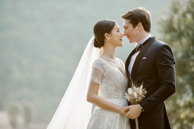 Á hậu, MC Hoàng Oanh tung hết ảnh cưới với chồng Tây - ảnh 2