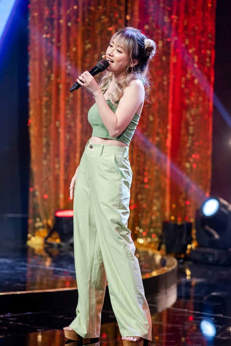 Hoài Linh làm thơ, Tuấn Ngọc hủy show, Xuân Nghi tái xuất ảnh 6 Xuân Nghi tái xuất với Vang bóng một thời rất gợi cảm - ảnh 3
