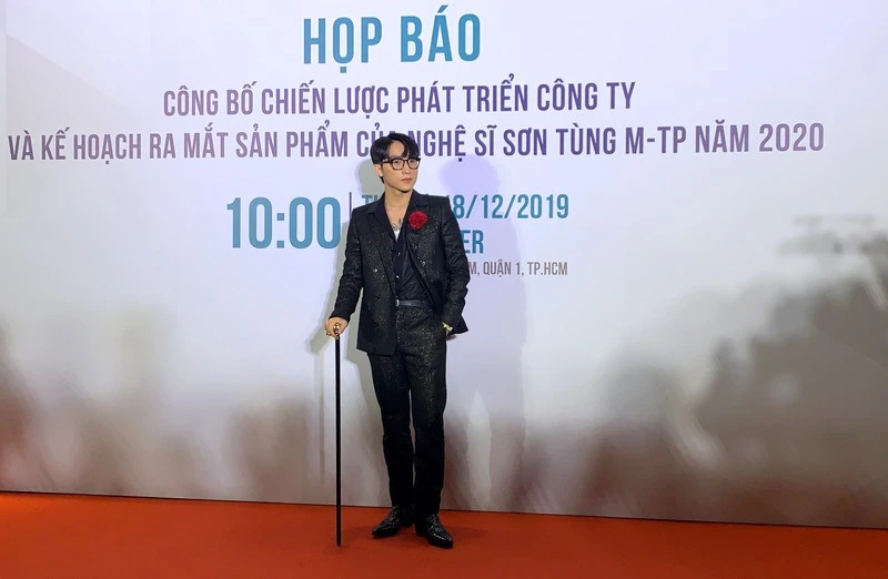 Mai Phương Thúy, Hoàng Thùy Linh, Sơn Tùng bùng nổ cuối năm ảnh 7 Sơn Tùng M-TP chính thức xuất hiện với gậy và vai trò chủ tịch - ảnh 1