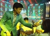 Danh ca Thái Châu đo thân nhiệt cho vợ tại họp báo