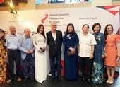 Diễm My 9X diện áo dài trắng ở Ba Lan