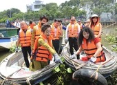 Danh hài Thúy Nga tự tay vớt rác trên kênh Thị Nghè
