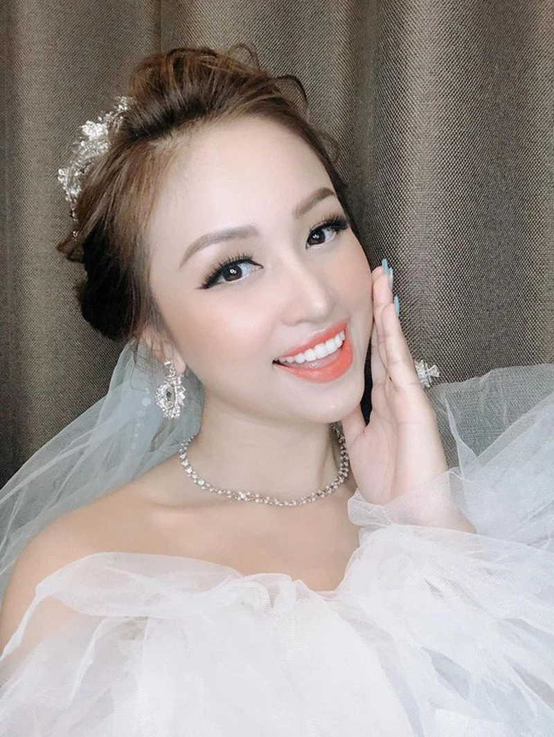 Sao Việt cách ly, Lê Âu Ngân Anh làm giảng viên đại học ảnh 7 Thanh Thúy kỷ niệm 12 năm ngày cưới, Vân Hugo sắp lên xe hoa - ảnh 4