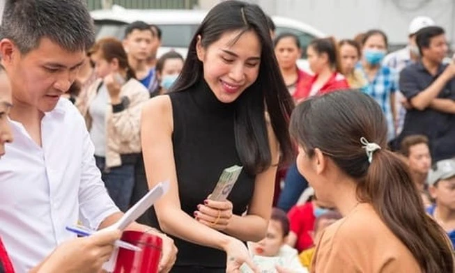 Thủy Tiên, Quyền Linh trực tiếp hỗ trợ bà con miền Trung ảnh 1 Thủy Tiên-Công Vinh tiếp tục cứu trợ người dân miền Trung