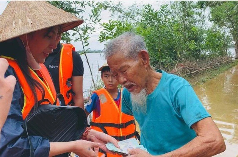 Thủy Tiên hoãn trao quà, Hoài Linh quyên góp hơn 13 tỉ đồng ảnh 5 Thủy Tiên-Công Vinh tiếp tục cứu trợ người dân miền Trung - ảnh 5